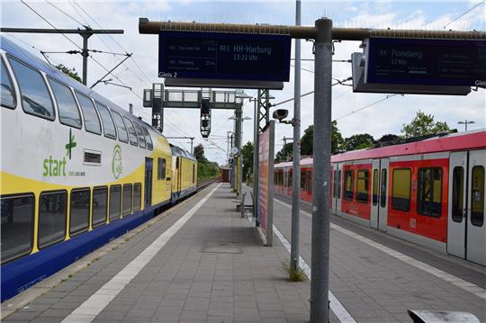 Ein Regionalexpress-Zug und eine S-Bahn in Fahrtrichtung Hamburg stehen gleichzeitig am Buxtehuder Bahnhof Foto: Sulzyc