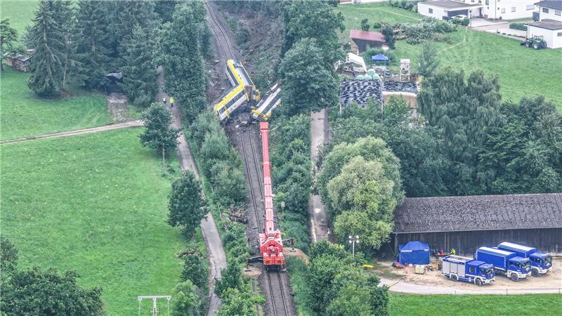 Letzter Wagen nach Zugunglück geborgen Ein Regionalexpress entgleist und reißt drei Menschen in den Tod.