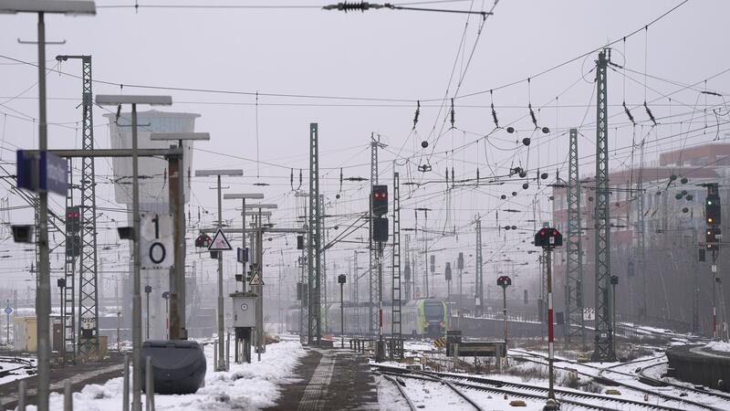 Ein Regionalzug steht auf einem Gleis am Bahnhof Altona.