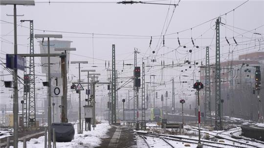 Ein Regionalzug steht auf einem Gleis am Bahnhof Altona.