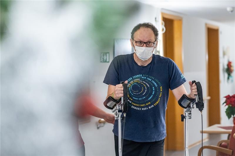 Ein Reha-Patient bei Laufübungen (Symbolbild). Foto: Armin Weigel/dpa