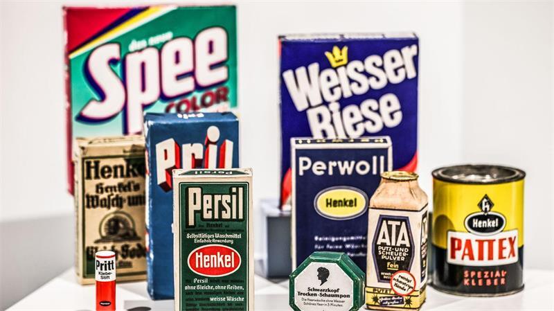 Ein Reihe historischer Produktverpackungen bekannter Henkel-Produkte.