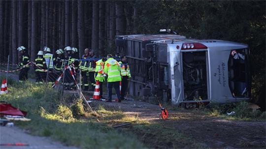 Ein Reisebus ist bei Buchloe im Allgäu von der A96 abgekommen.