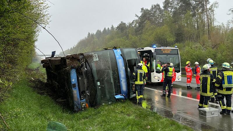 Klassenfahrt endet bei Busunfall mit Albtraum - 27 Verletzte Ein Reisebus mit Schülern ist am Sonntagmorgen auf der Autobahn 45 im Sauerland umgestürzt. .