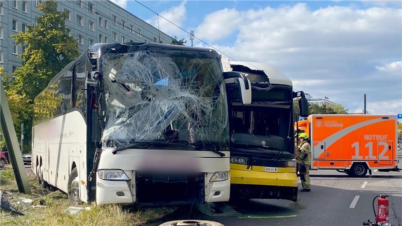 Tram und Reisebus stoßen in Mitte zusammen - Fahrer verletzt Ein Reisebus und eine Tram stoßen nahe dem Alexanderplatz zusammen.