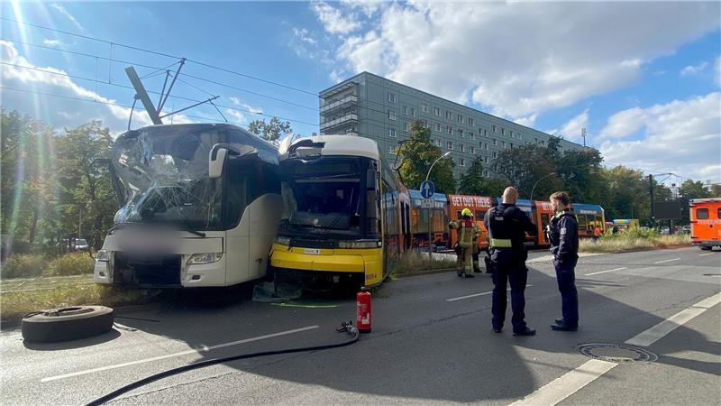 Tram und Reisebus stoßen in Mitte zusammen - Fahrer verletzt Ein Reisebus und eine Tram stoßen nahe dem Alexanderplatz zusammen, der Busfahrer wird schwer verletzt.