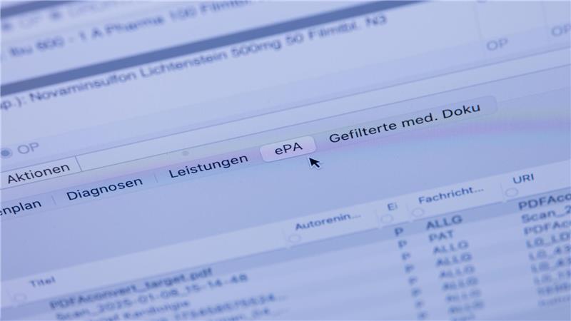 E-Patientenakte: Welche Einstellungen Sie unbedingt kennen sollten Ein Reiter ePA mit einer Patientenakte ist auf dem Monitor einer Arztpraxis zu sehen.