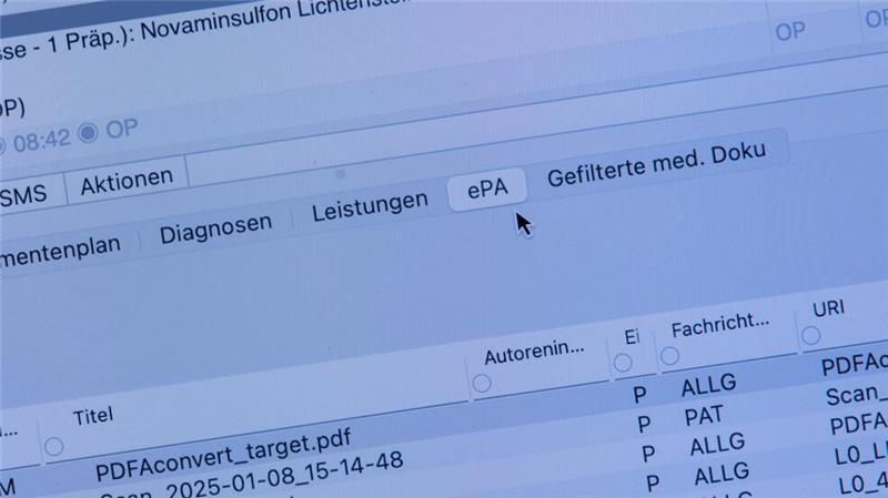 Ein Reiter ePa mit einer Patientenakte ist auf dem Monitor eines Arztes zu sehen.
