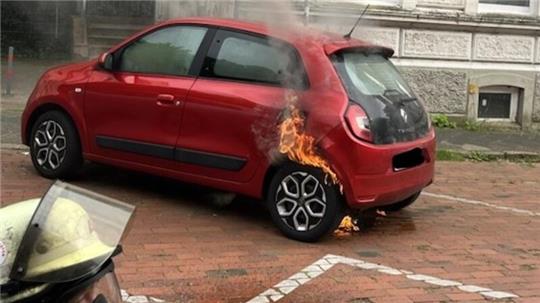 Ein Renault Twingo fing am Donnerstagabend in Stade an zu brennen.