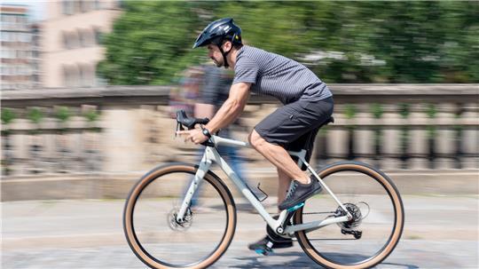Ein Rennradfahrer ist gegen ein geparktes Auto geprallt. (Symbolbild)