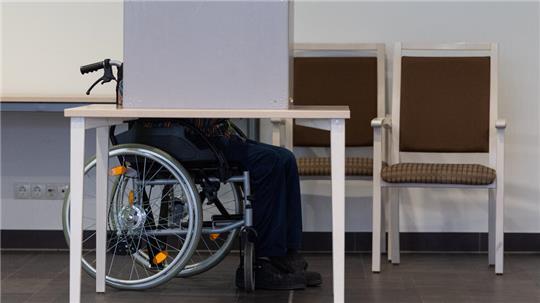 Nicht jede Örtlichkeit kann das bieten - ein Wechsel des eigentlich zugeordneten Wahllokals kann im Zweifel hilfreich sein. 