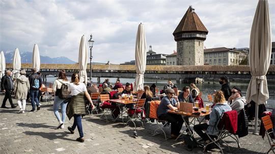 Ein Restaurant an der Reuss in Luzern, die Kapellbrücke ist im Hintergrund zu sehen.(Archivbild)
