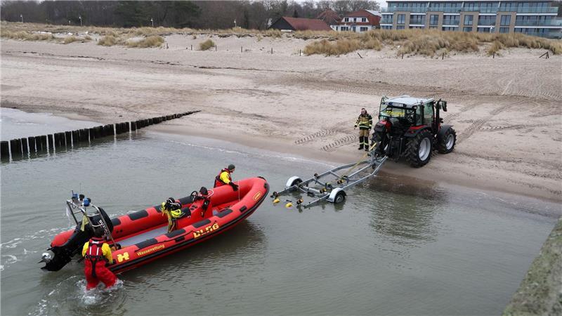 Ein Rettungsboot der DLRG war bei der Suche nach dem Winterbader im Einsatz.