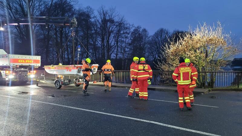 Ein Rettungsboot wird zu Wasser gelassen.