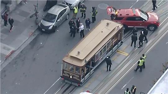 Ein Rettungsfahrzeug steht vor einem Cable Car in San Francisco. 