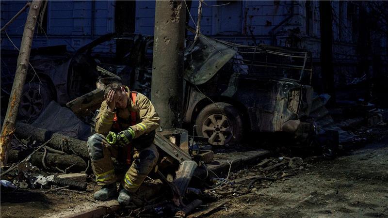 Ein Rettungshelfer ruht sich in der Nähe eines durch einen russischen Raketenangriff zerstörten Universitätsgebäudes in Sumy aus.