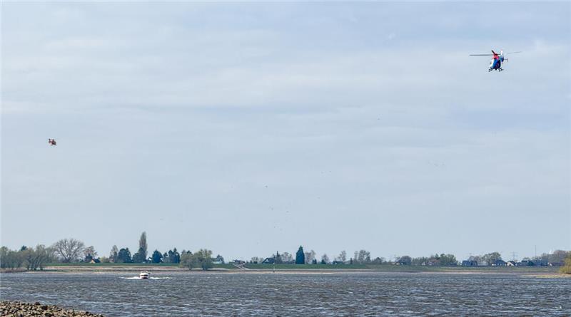 Ein Rettungshelikopter sowie ein Polizeihubschrauber schwebten am Freitagmittag an der Grenze zu Hamburg über der Elbe.