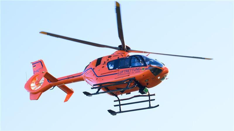 Ein Rettungshubschrauber brachte den 76-Jährigen in ein Krankenhaus. (Symbolbild)