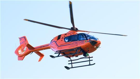 Ein Rettungshubschrauber brachte den 76-Jährigen in ein Krankenhaus. (Symbolbild)