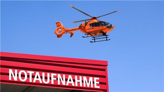 Ein Rettungshubschrauber ist im Einsatz.