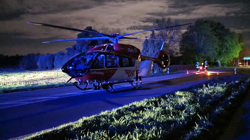 Ein Rettungshubschrauber ist auf der Straße gelandet.