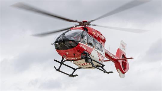 Ein Rettungshubschrauber brachte den schwer verletzten 16-Jährigen in ein Münchner Krankenhaus. (Symbolbild)