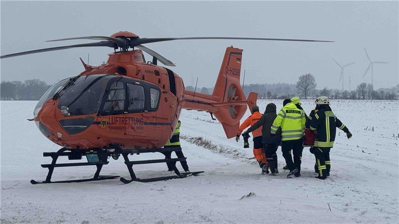 Ein Rettungshubschrauber brachte den schwerverletzten 21-Jährigen in eine Hamburger Klinik.