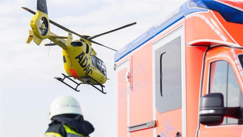 Ein Rettungshubschrauber brachte die lebensbedrohlich verletzte Frau in ein Krankenhaus. (Symbolbild)