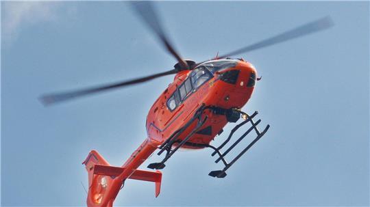 Ein Rettungshubschrauber brachte die verletzte Rennradfahrerin in ein Krankenhaus. (Symbolbild)