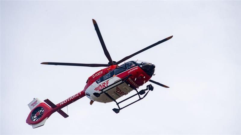 Ein Rettungshubschrauber bringt den 61-Jährigen in ein Krankenhaus. (Archivbild)