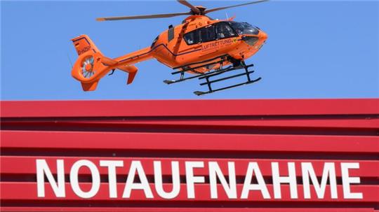 Ein Rettungshubschrauber der Luftrettung fliegt über der Notaufnahme der Medizinischen Hochschule Hannover MHH.