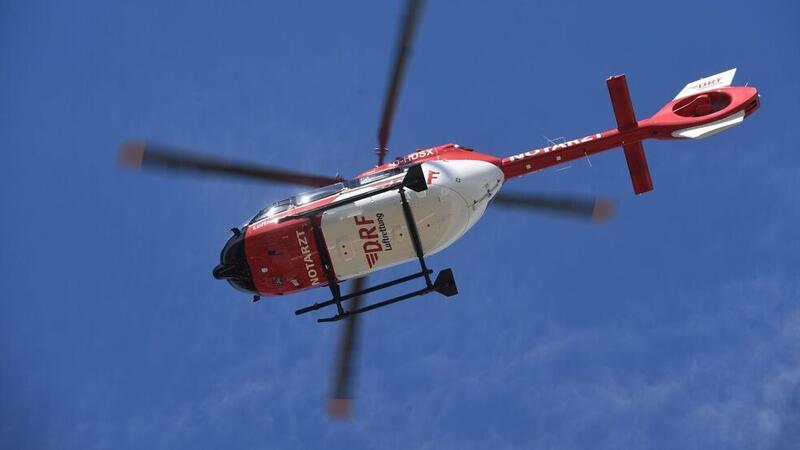 Tödlicher Unfall: A27 ab Nordholz gesperrt – Rettungshubschrauber im Einsatz Ein Rettungshubschrauber fliegt am Himmel