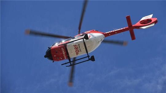 Ein Rettungshubschrauber fliegt am Himmel