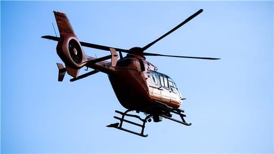 Ein Rettungshubschrauber fliegt einen der Verletzten in eine Klinik. (Symbolbild)