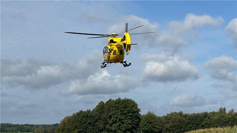 Ein Rettungshubschrauber flog den schwerverletzten Traktor-Fahrer in eine Klinik.