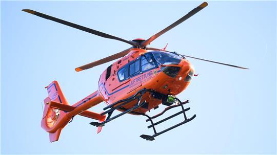 Ein Rettungshubschrauber flog ein lebensgefährlich verletztes zweijähriges Mädchen in eine Klinik. (Symbolbild) 