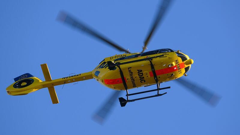 Rollstuhlfahrer von Auto überrollt – lebensgefährlich verletzt Ein Rettungshubschrauber flog einen 77 Jahre alten Mann ins Krankenhaus. Er war mit seinem Rollstuhl auf die Fahrbahn gestürzt und von einem Auto überrollt worden. (Symbolbild)