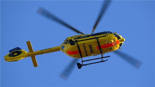 Ein Rettungshubschrauber flog einen 77 Jahre alten Mann ins Krankenhaus. Er war mit seinem Rollstuhl auf die Fahrbahn gestürzt und von einem Auto überrollt worden. (Symbolbild)