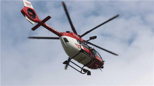 Auto fährt in Fußgänger - vier Verletzte Ein Rettungshubschrauber flog zu dem Unfallort. (Symbolbild)