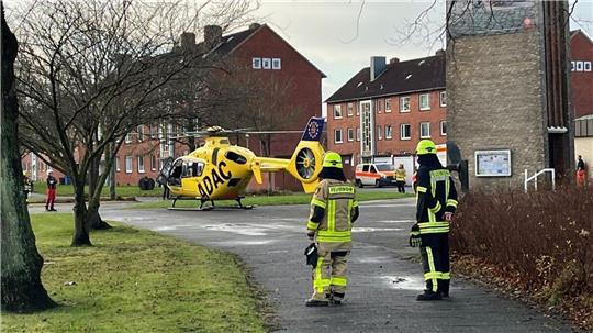 Ein Rettungshubschrauber landet auf dem Platz vor der St.-Marien-Kirche, um den verletzten Mann in eine Spezialklinik zu bringen.