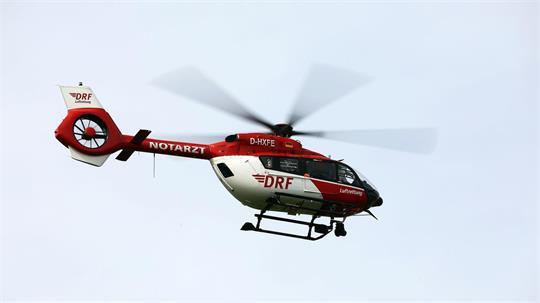 Ein Rettungshubschrauber macht sich auf den Weg zu dem Unfallort. (Symbolbild)