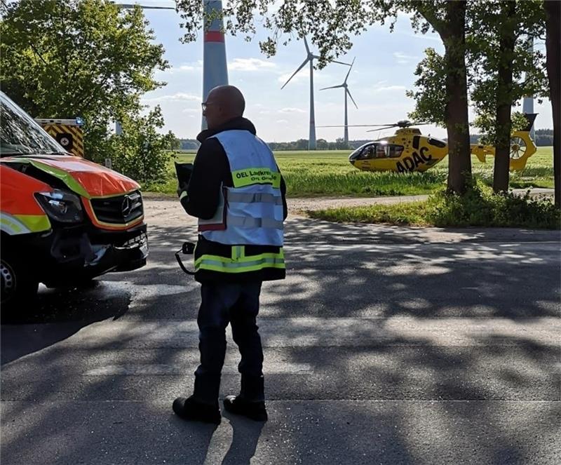 Ein Rettungshubschrauber musste an der Unfallstelle auf der Landesstraße 124 bei Issendorf landen, um einen Schwerverletzten ins Universitätsklinikum nach Hamburg-Eppendorf zu bringen. Foto: Polizei