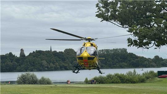 Ein Rettungshubschrauber im Einsatz am Kreidesee Hemmoor.
