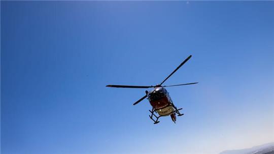 Ein Rettungshubschrauber setzt nach einem Arbeitsunfall zur Landung an. (Symbolbild)