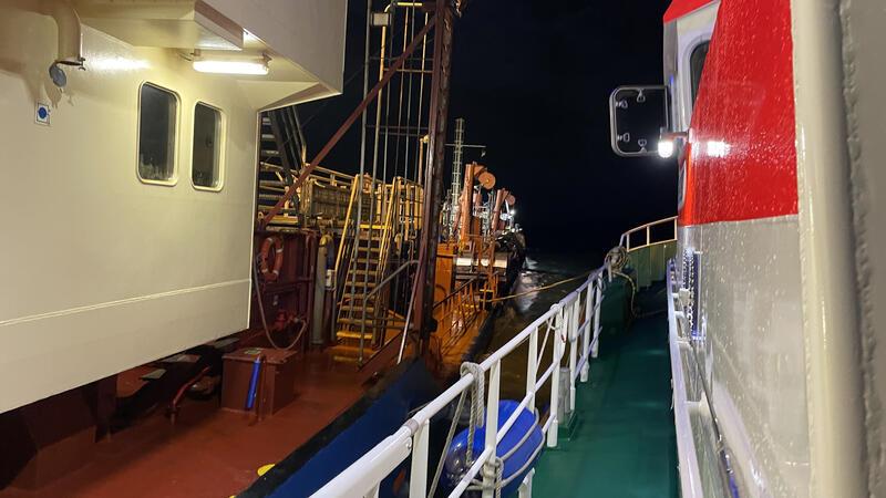 Trotz drei Meter hoher Wellen: Kapitän nach Notfall von Schiff geborgen Ein Rettungshubschrauber setzt zur Landung auf dem Flugplatz einer Klinik an.