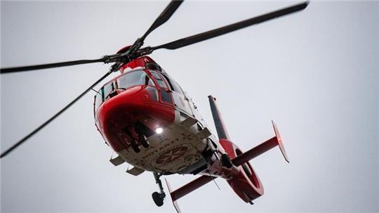 Ein Rettungshubschrauber setzt zur Landung auf dem Flugplatz einer Klinik an.