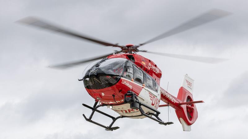 Ein Rettungshubschrauber startet zu einem Einsatz.