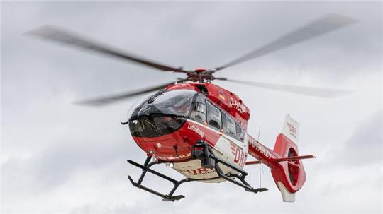 Ein Rettungshubschrauber startet zu einem Einsatz.