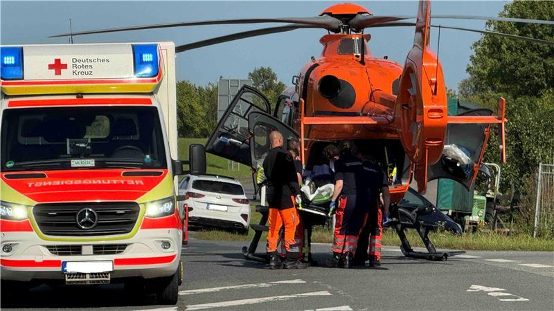 Motorradfahrer stürzt vor A26-Brücke in Horneburg - Schwer verletzt Ein Rettungshubschrauber transportiert den verletzten Motorradfahrer ab.