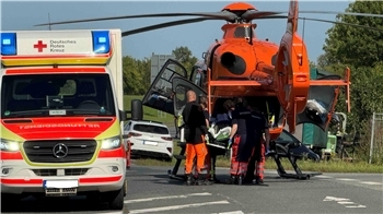 Ein Rettungshubschrauber transportiert den verletzten Motorradfahrer ab.